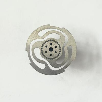 Kesinlik Metal Bahar Disk Montajı. İşlenmiş Metal Parçalar. Otomobil Kontrol Bileşeni.