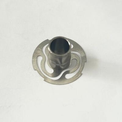 Kesinlik Metal Bahar Disk Montajı. İşlenmiş Metal Parçalar. Otomobil Kontrol Bileşeni.